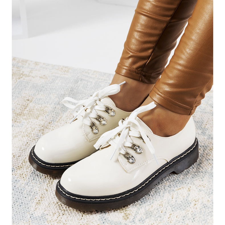 Chaussures laquées blanches par Kristina 1