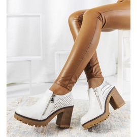 Chaussures argentées sur le poste de Noemi blanc 1