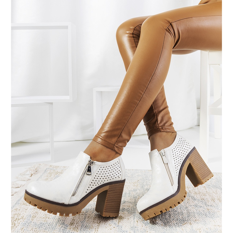 Chaussures argentées sur le poste de Noemi blanc 1