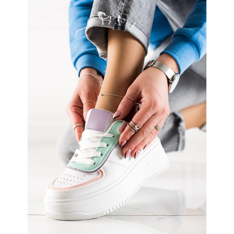 TRENDI Baskets à la mode sur une large plateforme blanche multicolore 2