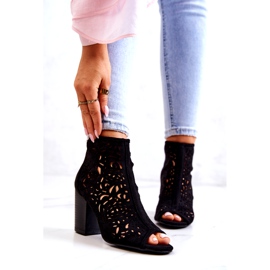 FB1 Bottes Noires Ajourées Sur Un Poteau Bretagne le noir 1