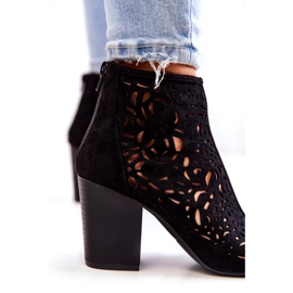 FB1 Bottes Noires Ajourées Sur Un Poteau Bretagne 6