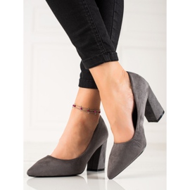 Bestelle Escarpins en daim sur un pilier gris 2