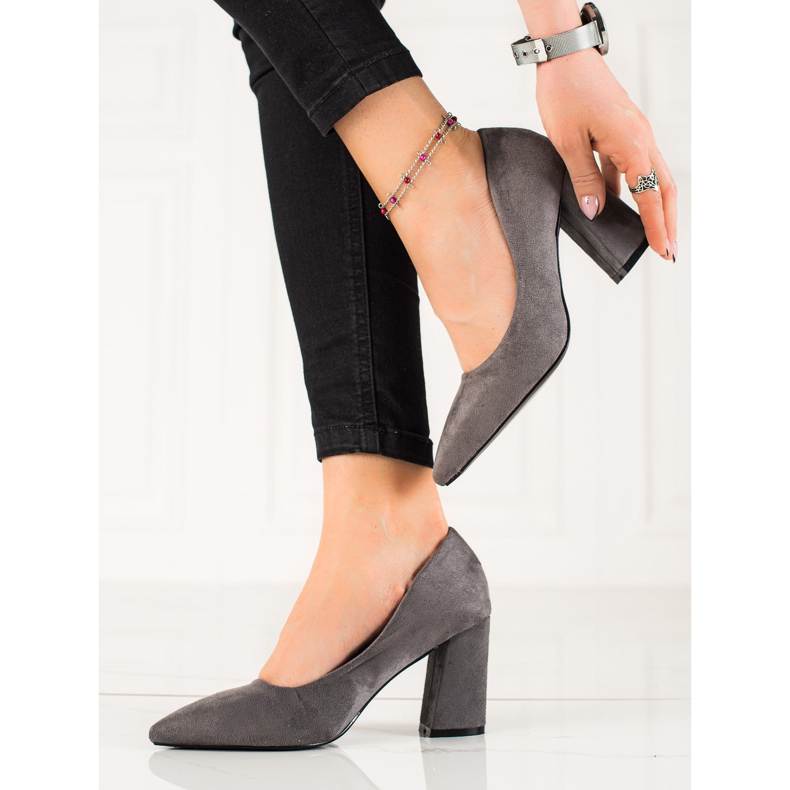 Bestelle Escarpins en daim sur un pilier gris 1