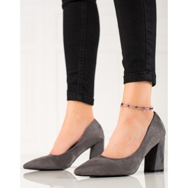 Bestelle Escarpins en daim sur un pilier gris 3