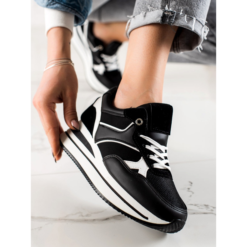 TRENDI Noir se faufile sur la plate-forme 1