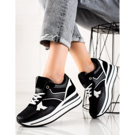 TRENDI Noir se faufile sur la plate-forme 2