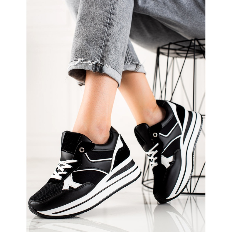 TRENDI Noir se faufile sur la plate-forme 2