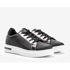 Baskets noires mates avec une semelle Shift blanche 1