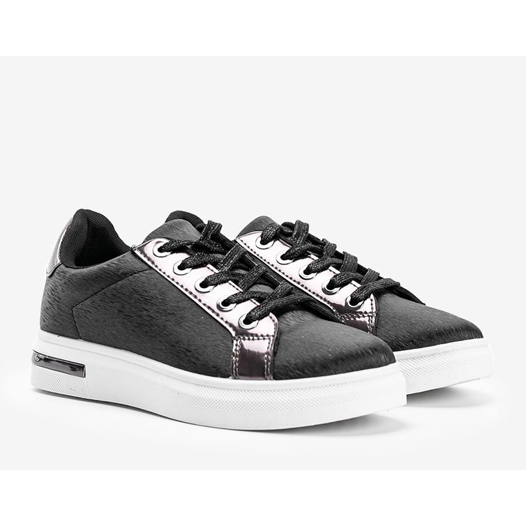 Baskets noires mates avec une semelle Shift blanche 1