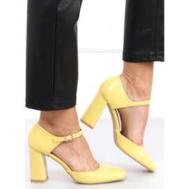 Escarpins exposés sur le poste Frida Yellow jaune 1