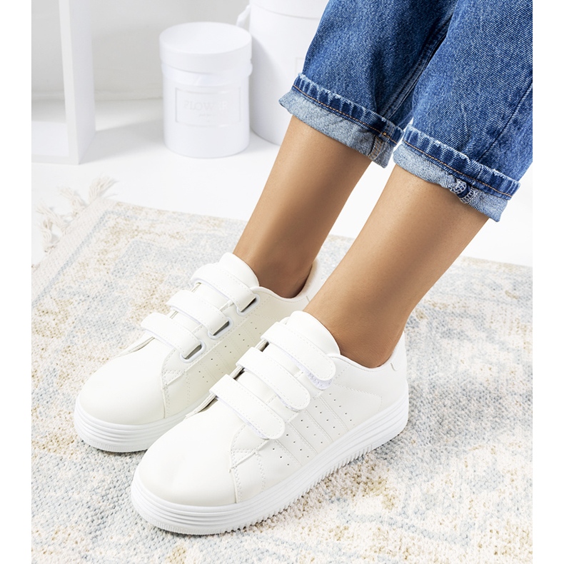 Baskets blanches sur la plateforme Nizza 1