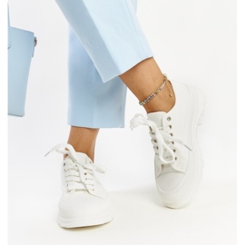 Baskets blanches sur une grosse semelle Prenzel 2