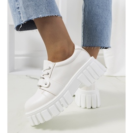 Des chaussures blanches sur une semelle de tracteur de Sallie 1 Des chaussures blanches sur une semelle de tracteur de Sallie 1