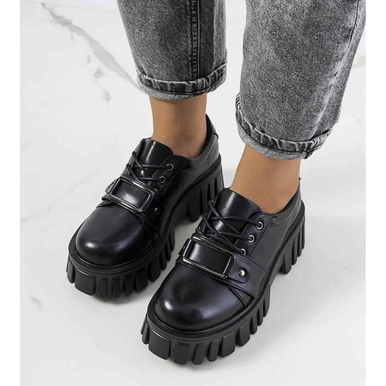 Chaussures noires sur une semelle de tracteur de Sallie 1