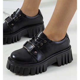 Chaussures noires sur une semelle de tracteur de Sallie 2