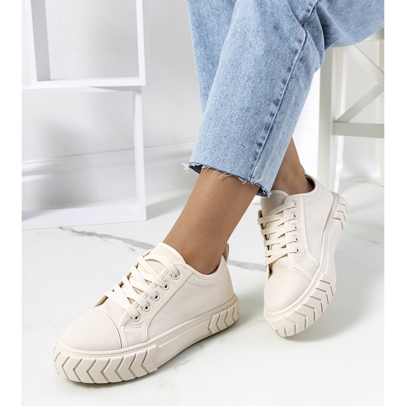 Baskets beiges sur la plateforme Clarence 1