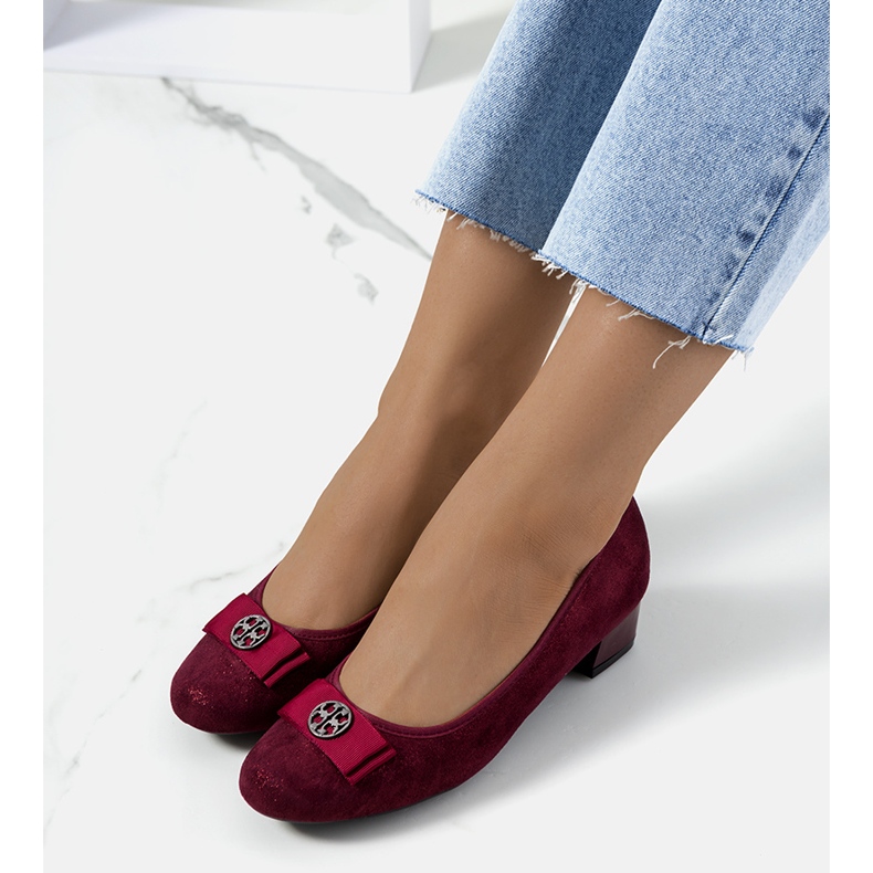 Escarpins bordeaux brillants de Baten rouge 1