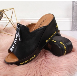 Chaussons compensés noirs avec inscriptions Vinceza W JAN109 2