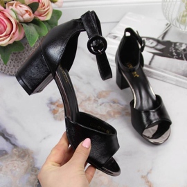 Sandales noires sur le post Vinceza W JAN96A 1