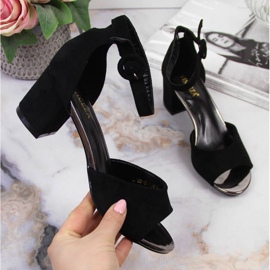 Sandales noires sur le post Vinceza W JAN96B 1