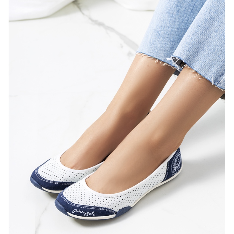 Ballerines en cuir ajouré blanc Wascana bleu marine 1