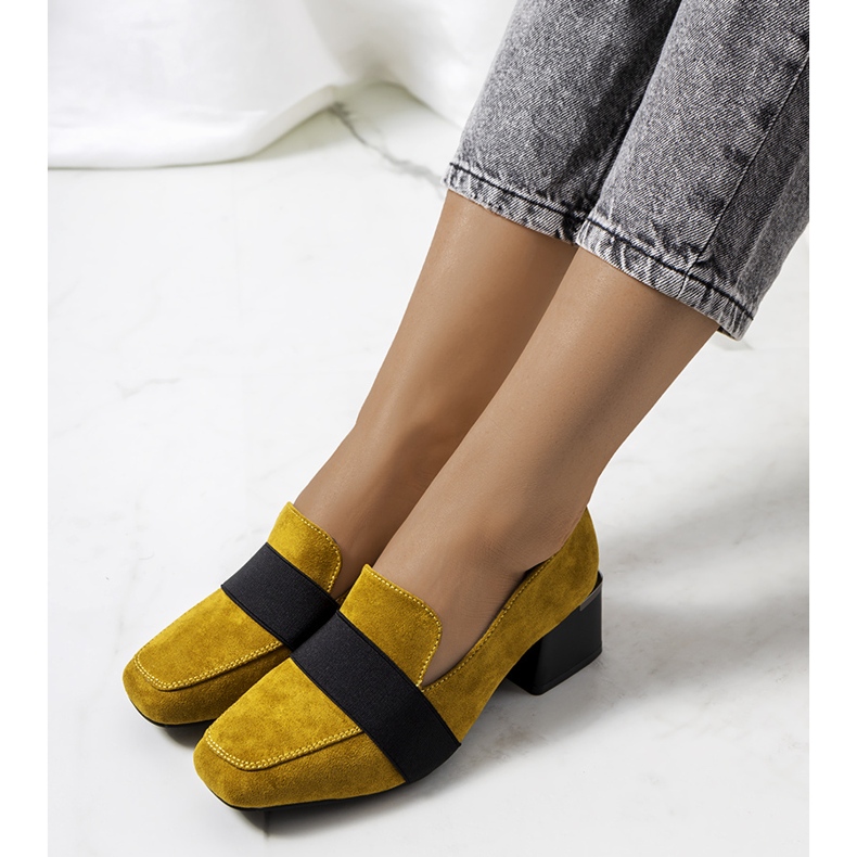 Richelieus jaunes sur le poteau d'Arden le noir 1