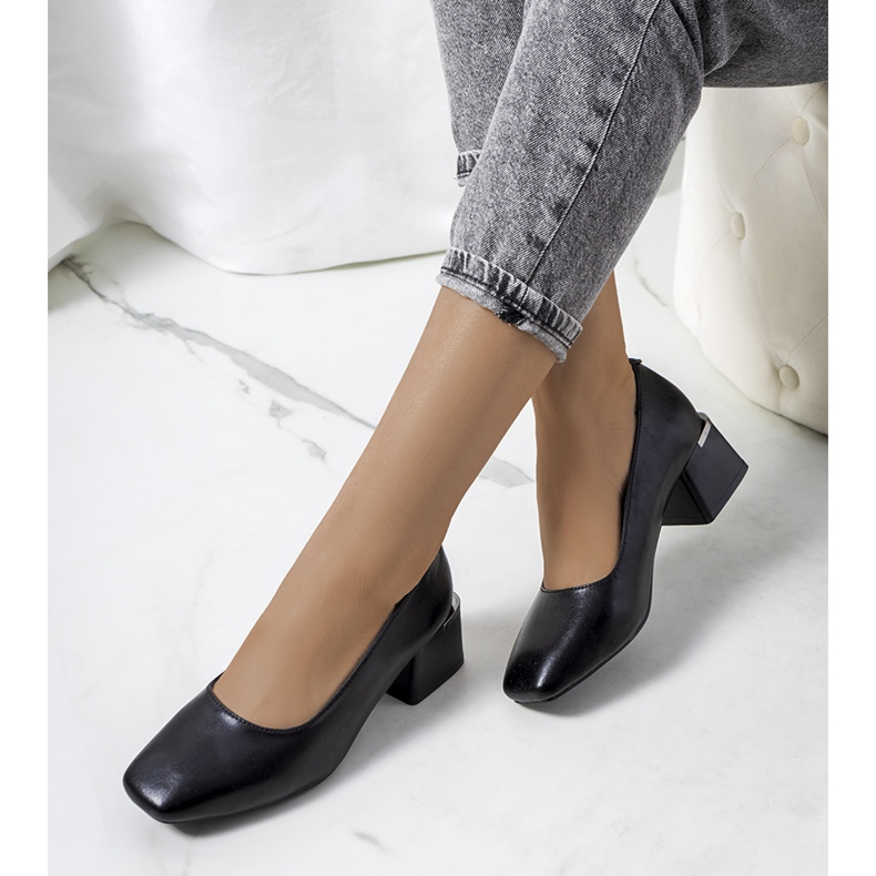 Escarpins en cuir noir sur le poteau Vasila le noir 1 Escarpins en cuir noir sur le poteau Vasila le noir 1