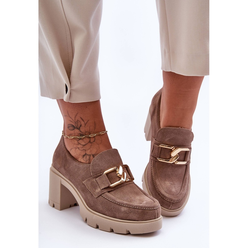 Chaussures élégantes sur un pilier avec une décoration dorée, beige Harmell 1