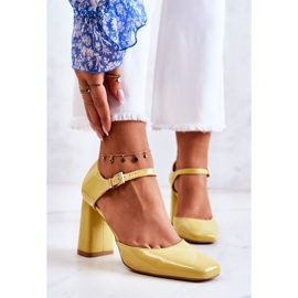 PG1 Escarpins laqués à la mode sur une barre jaune Maoris 4