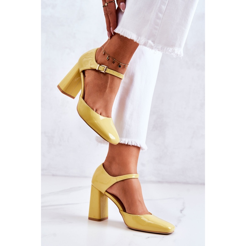 PG1 Escarpins laqués à la mode sur une barre jaune Maoris 2