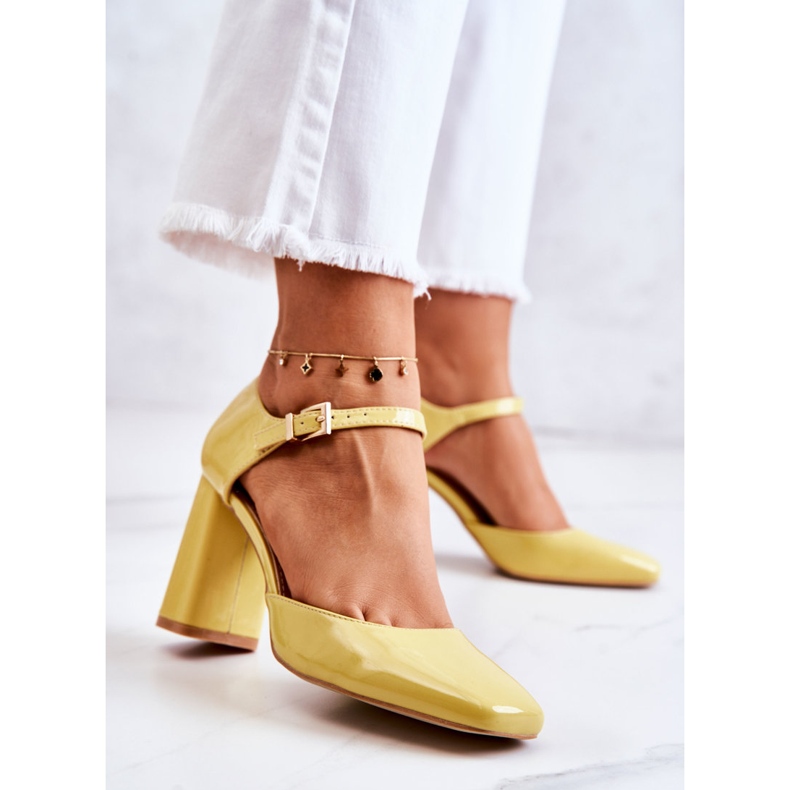 PG1 Escarpins laqués à la mode sur une barre jaune Maoris 1