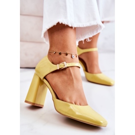 PG1 Escarpins laqués à la mode sur une barre jaune Maoris 6