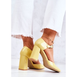 PG1 Escarpins laqués à la mode sur une barre jaune Maoris 3