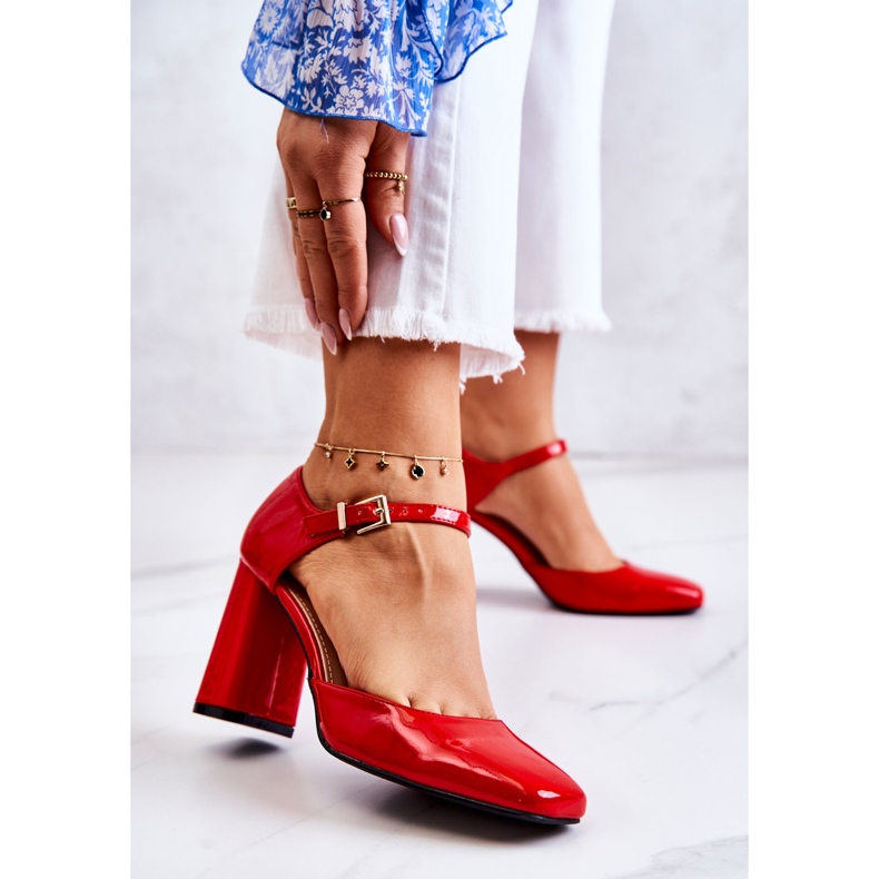 PG1 Escarpins laqués à la mode sur un bar Maoris rouge 1