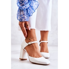 PG1 Escarpins laqués à la mode sur un bar Maoris blanc 1