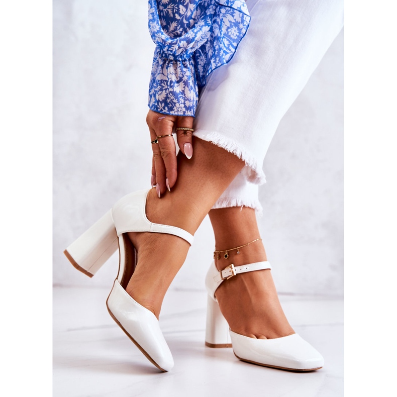 PG1 Escarpins laqués à la mode sur un bar Maoris blanc 2