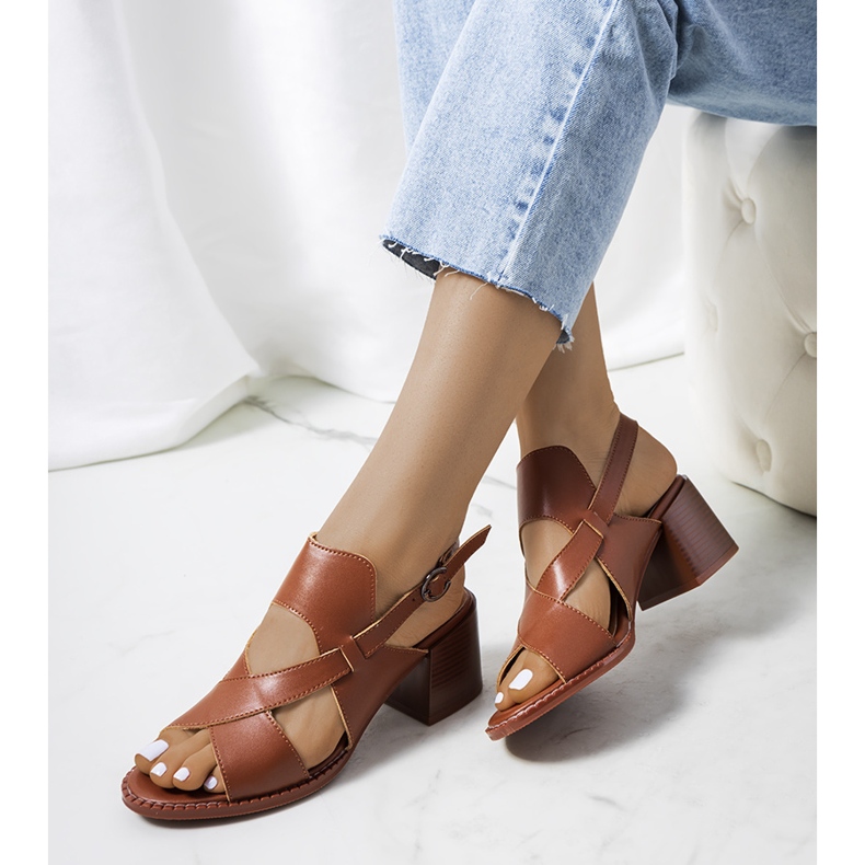 Sandales en cuir marron sur le post Destina brun 1