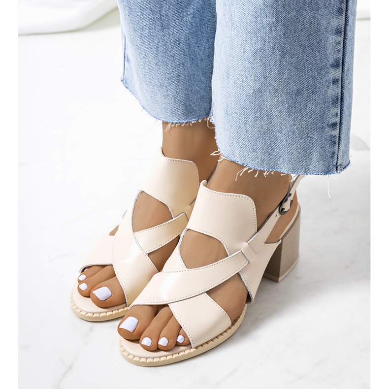 Sandales en cuir beige sur le poste Destina 1