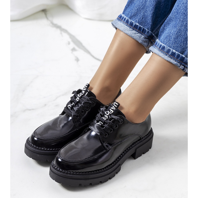 Chaussures laquées noires d'Aike le noir 1