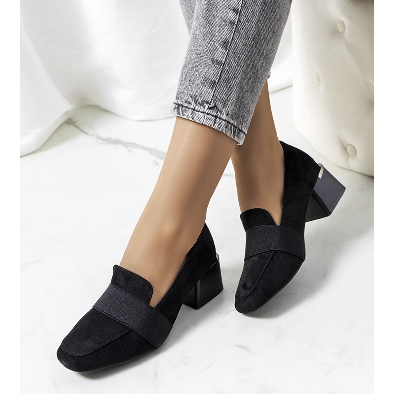 Richelieus noirs sur le poteau d'Arden le noir 1 Richelieus noirs sur le poteau d'Arden le noir 1