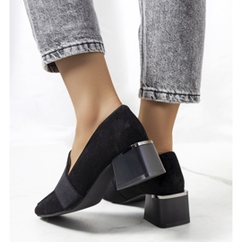 Richelieus noirs sur le poteau d'Arden le noir 2 Richelieus noirs sur le poteau d'Arden le noir 2