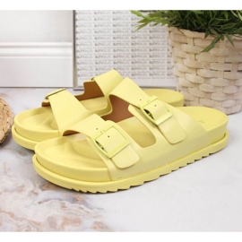 Chaussons En Caoutchouc Jaune Avec Boucles En S.Barski 2