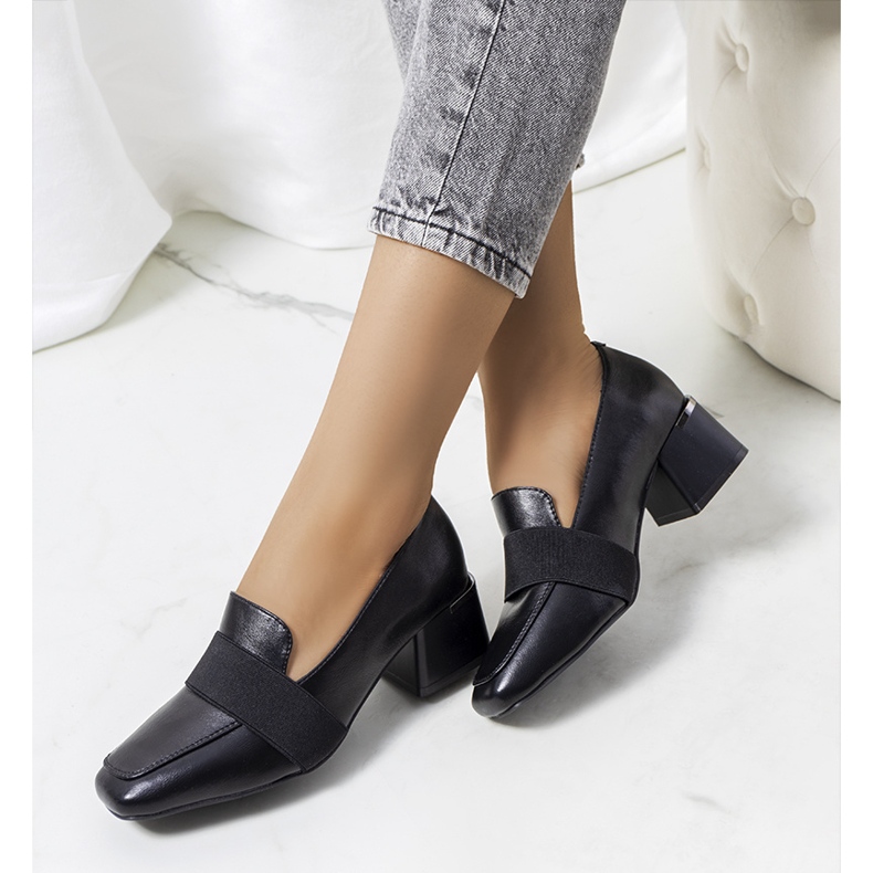 Brogues noires sur le poteau Thoma le noir 1 Brogues noires sur le poteau Thoma le noir 1