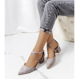 Escarpins gris sur le post de Terra 1 Escarpins gris sur le post de Terra 1