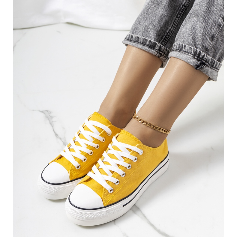 Baskets jaunes sur la plateforme Wessel 1