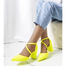 Des escarpins jaune fluo sur le Hassing post 1