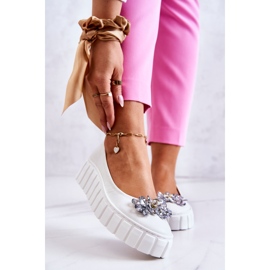 PA2 Ballerines En Cuir Sur Une Plateforme Avec Un Ornement De Ladette Blanche 1