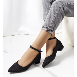 Escarpins noirs sur le pilier Samira le noir 1