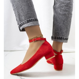 Escarpins rouges sur le pilier Samira 1 Escarpins rouges sur le pilier Samira 1